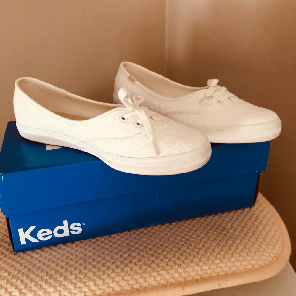 New nwt Keds womans mini skimmer Snow White daisy eyelet Slip-On Sneakers 6.5